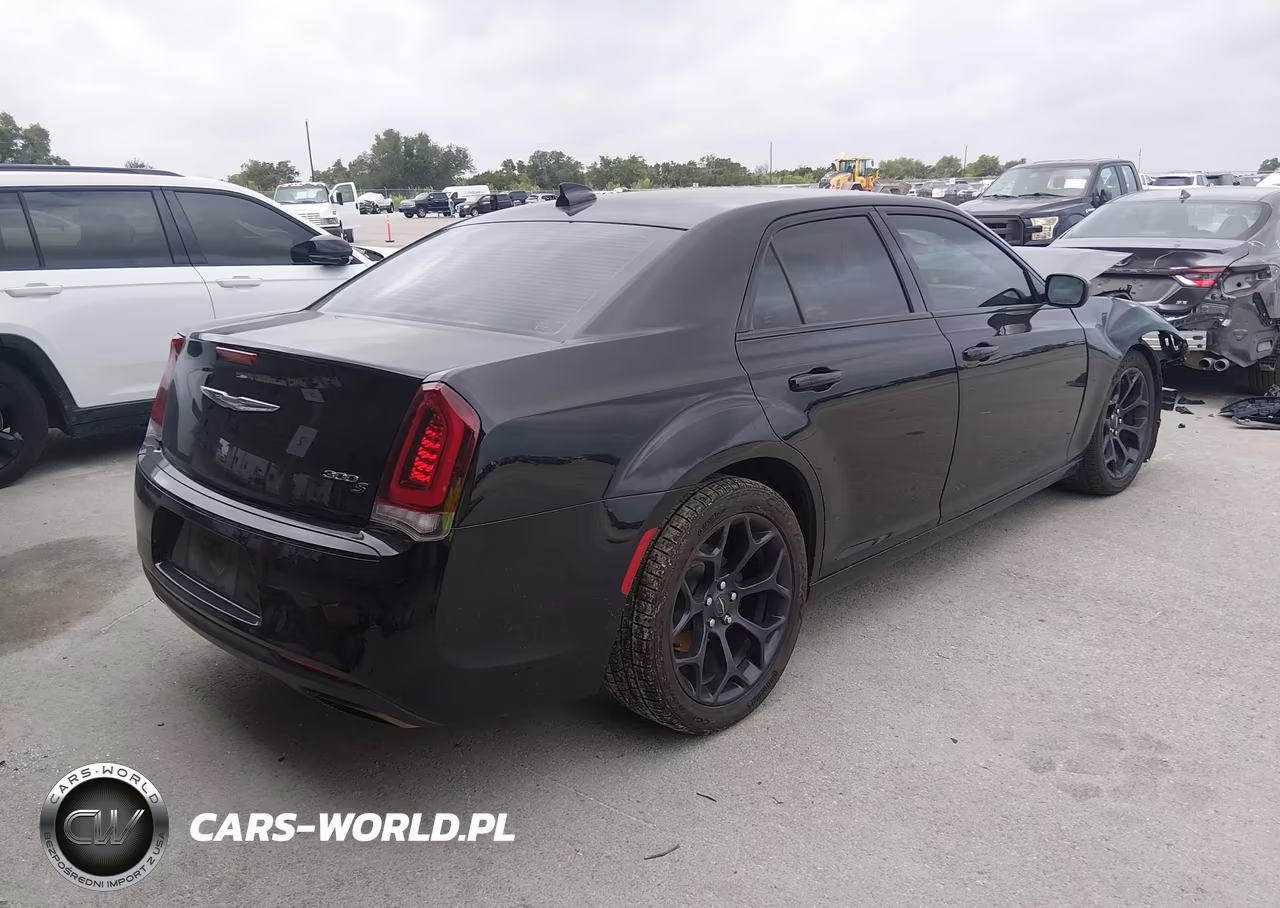 2019 Chrysler 300 300S VIN:2C3CCABG6KH686097 - 4