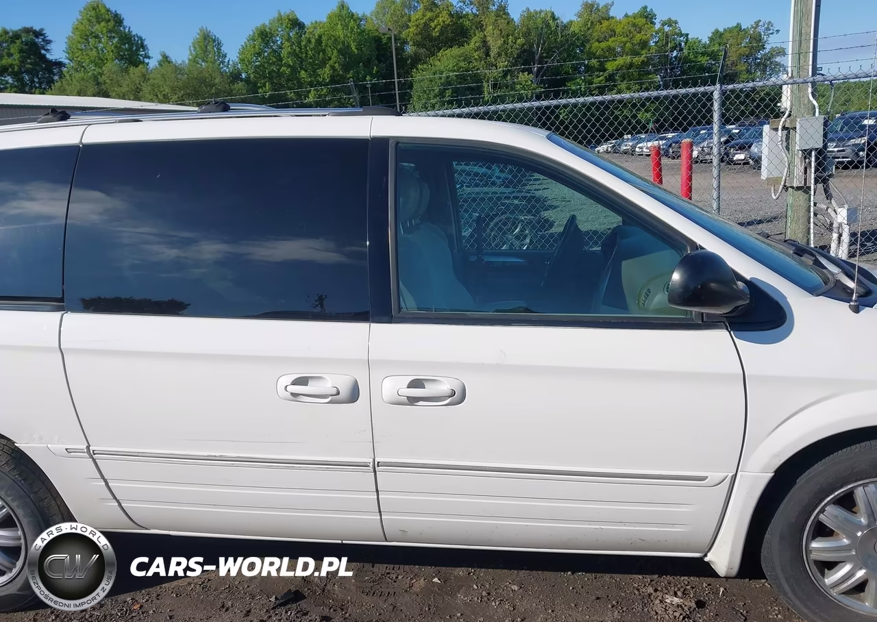 2005 Chrysler Town & Country Limited VIN:2C4GP64L15R222576 - 13