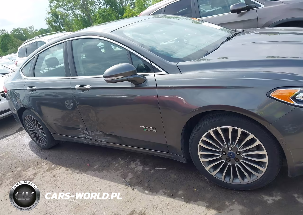 2017 Ford Fusion Energi Titanium VIN:3FA6P0SU4HR152063 - 13