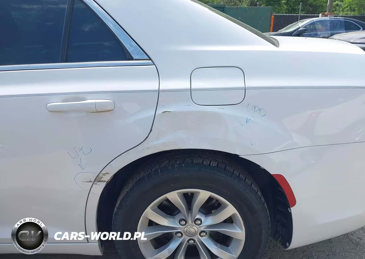 2015 Chrysler 300 Limited VIN:2C3CCAAG4FH887259 - 17