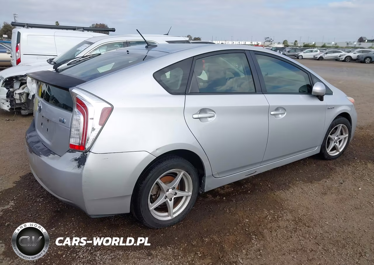 2015 Toyota Prius Three VIN:JTDKN3DU8F0395773 - 4