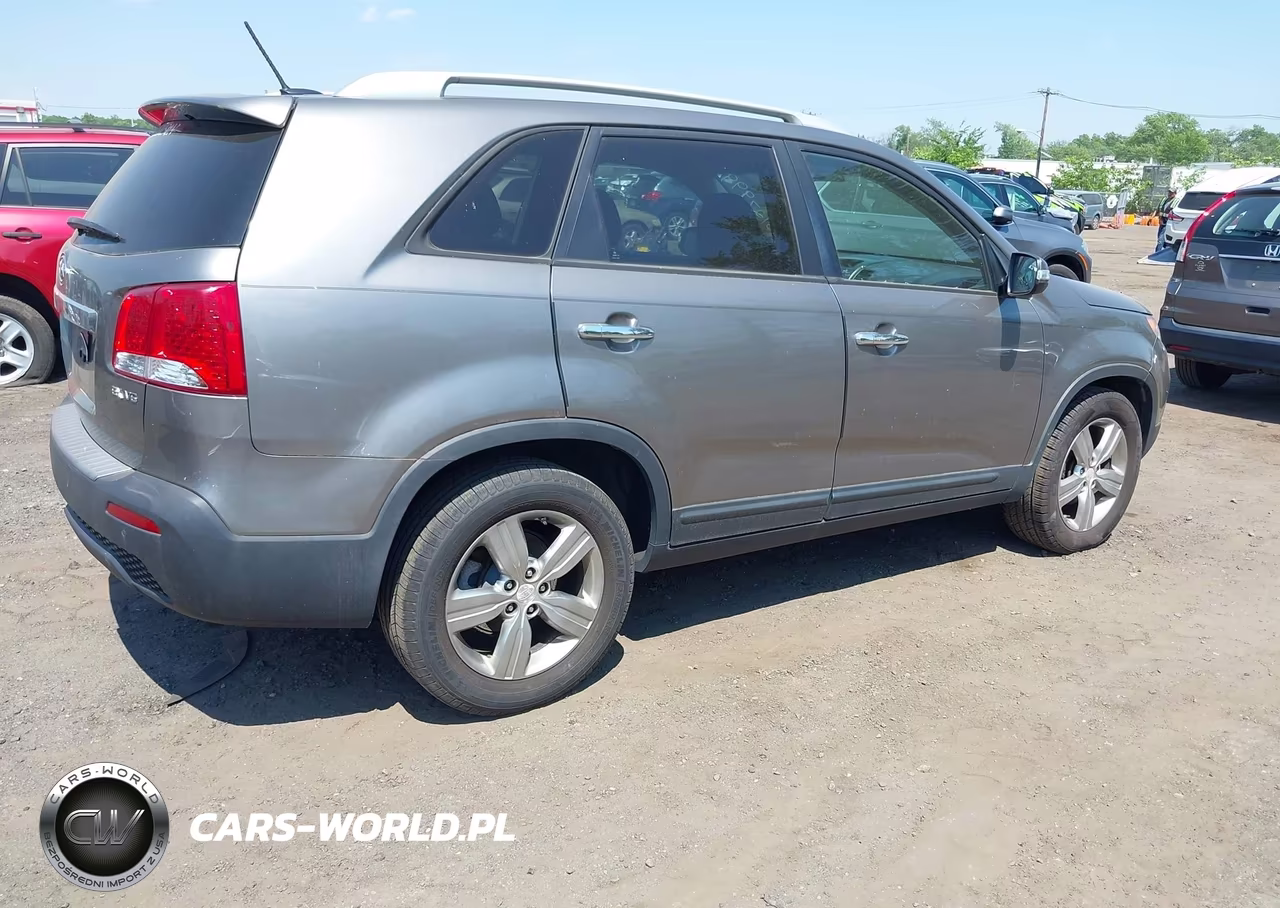 2013 Kia Sorento Ex V6 VIN:5XYKU3A28DG381708 - 4