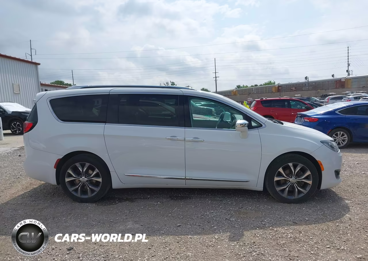 2018 Chrysler Pacifica Limited VIN:2C4RC1GGXJR311529 - 13