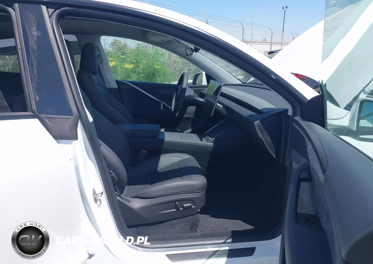 2026 Tesla Model Y VIN:7SAYGDEDXTF425171 - 5