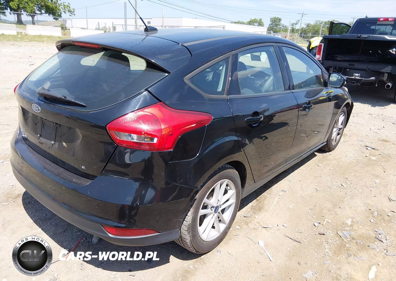 2017 Ford Focus Se VIN:1FADP3K21HL247301 - 4