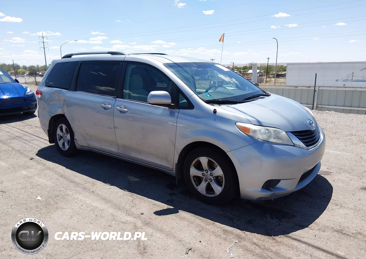 2011 Toyota Sienna Le V6 – zdjęcie 1 z 17