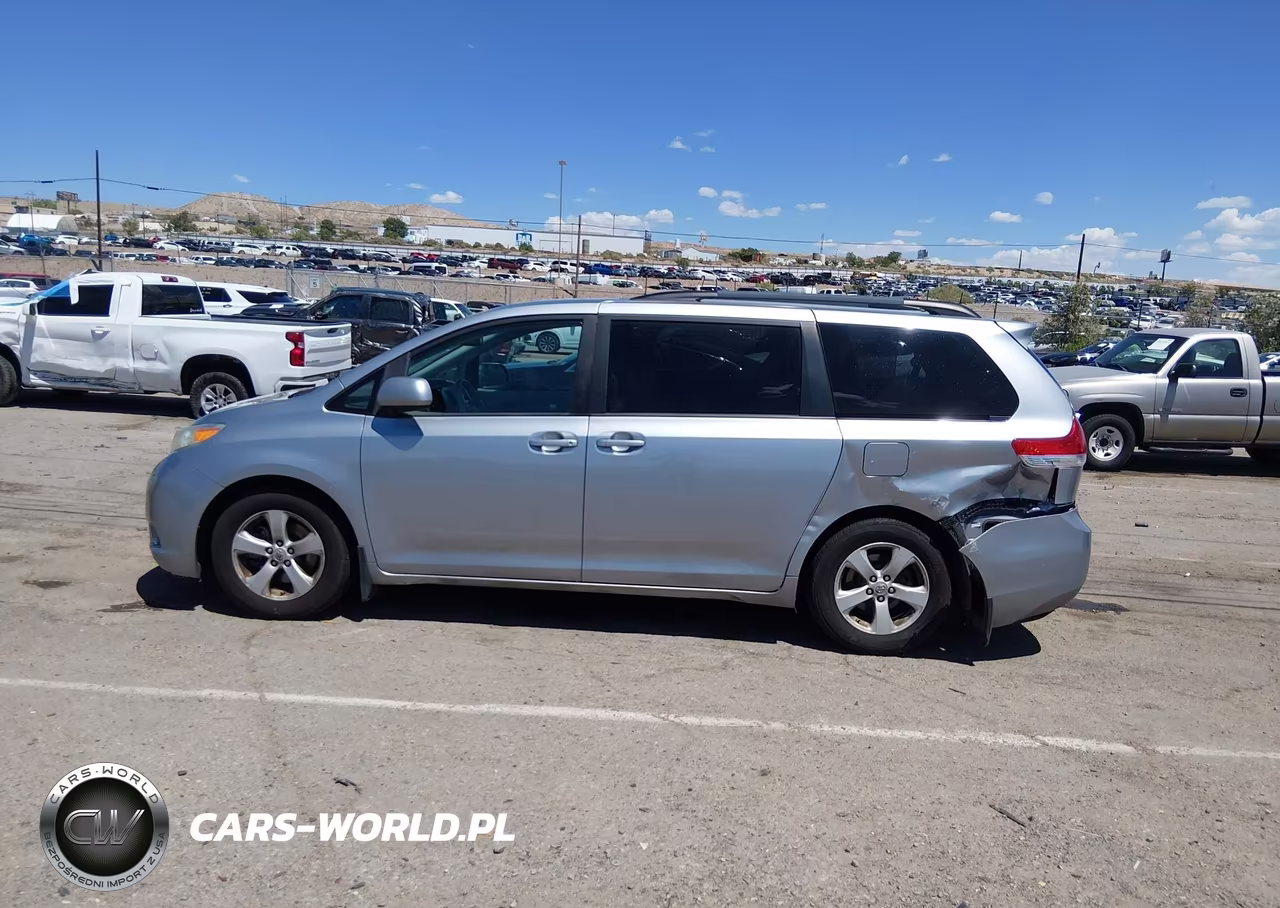 2011 Toyota Sienna Le V6 VIN:5TDKK3DC7BS143682 - 15