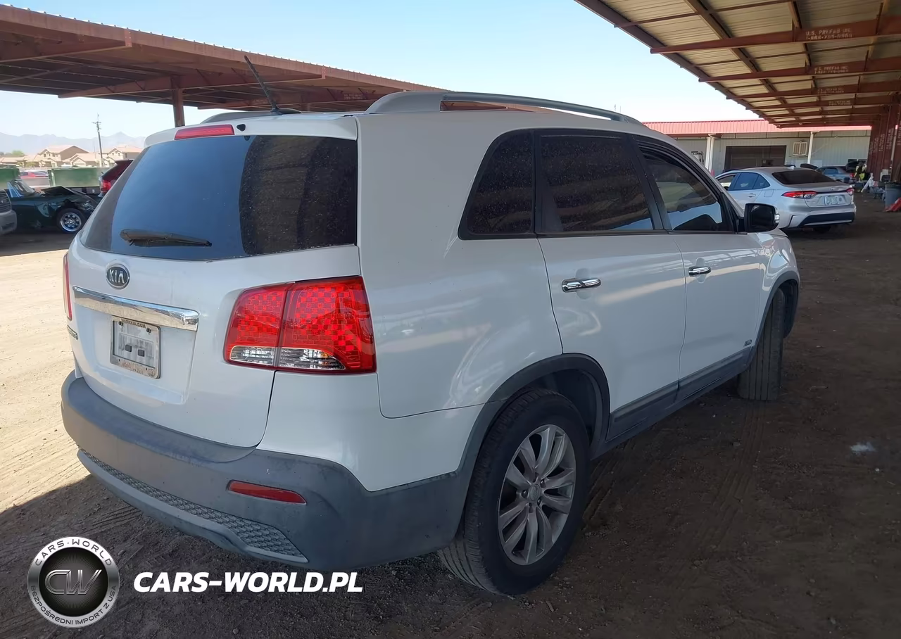 2011 Kia Sorento Lx V6 VIN:5XYKTDA21BG105523 - 4