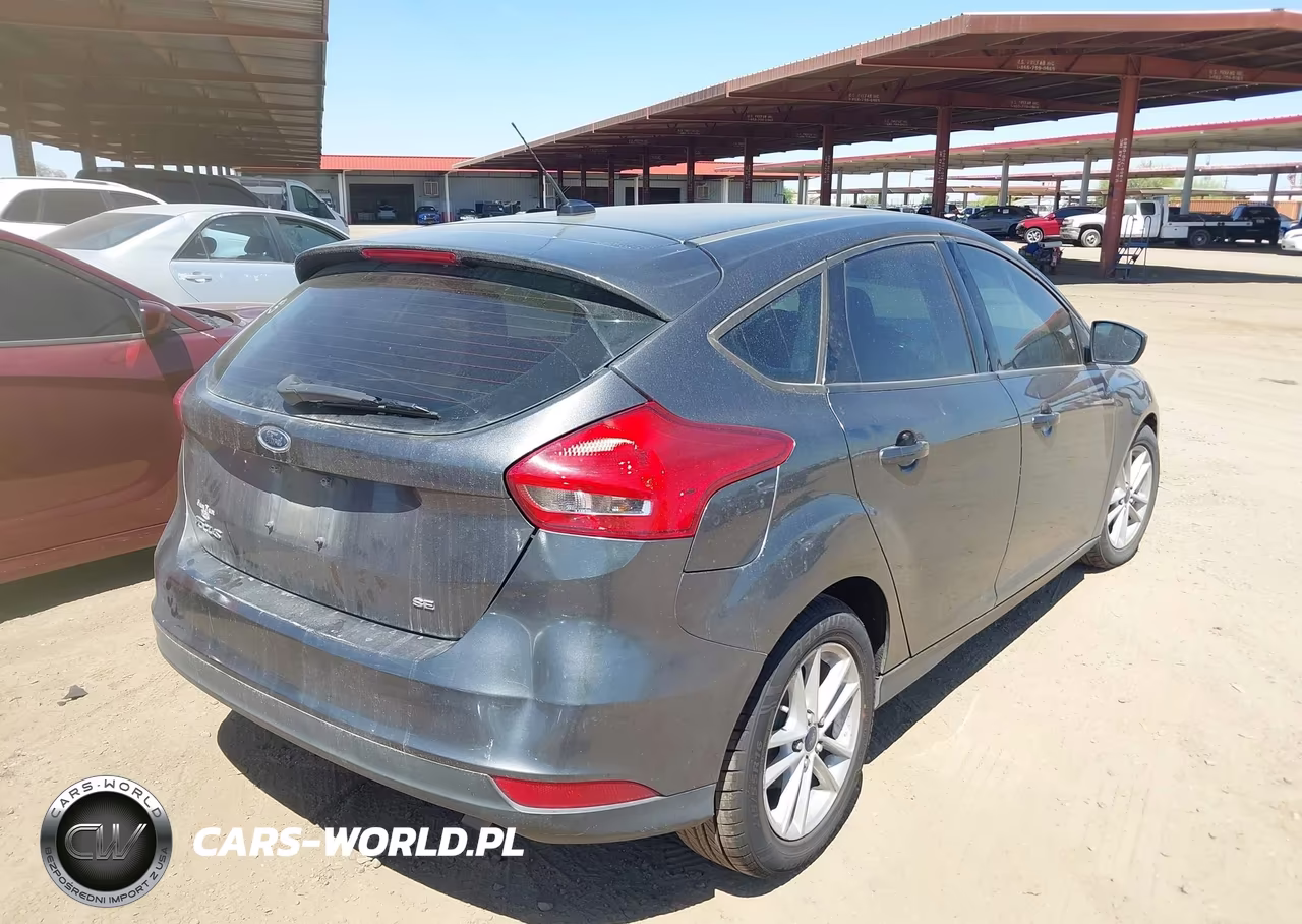 2018 Ford Focus Se VIN:1FADP3K23JL282895 - 4