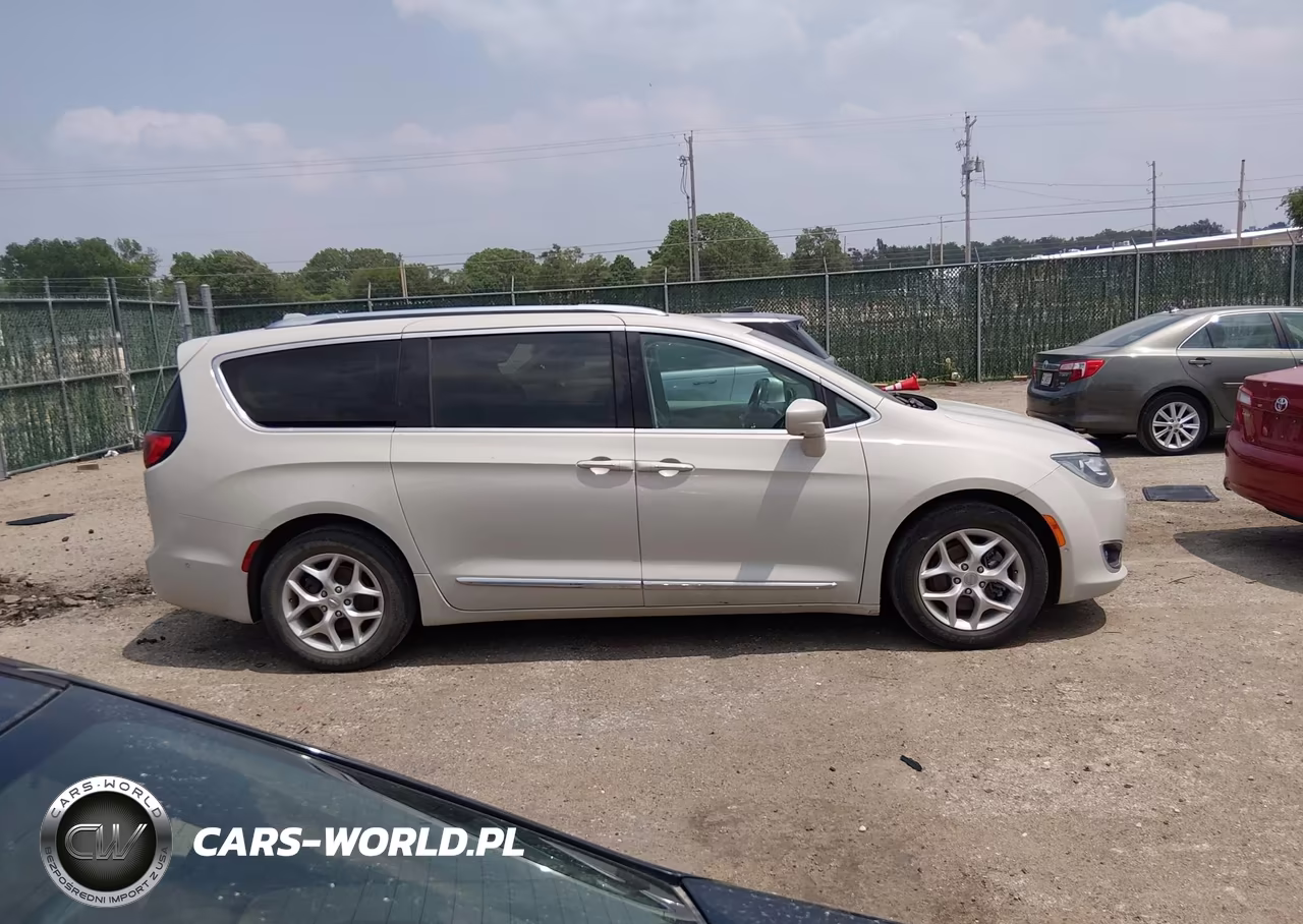 2017 Chrysler Pacifica Touring-L Plus VIN:2C4RC1EG6HR628172 - 13