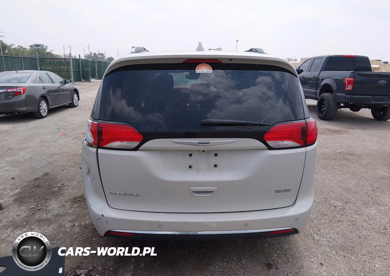 2017 Chrysler Pacifica Touring-L Plus VIN:2C4RC1EG6HR628172 - 16