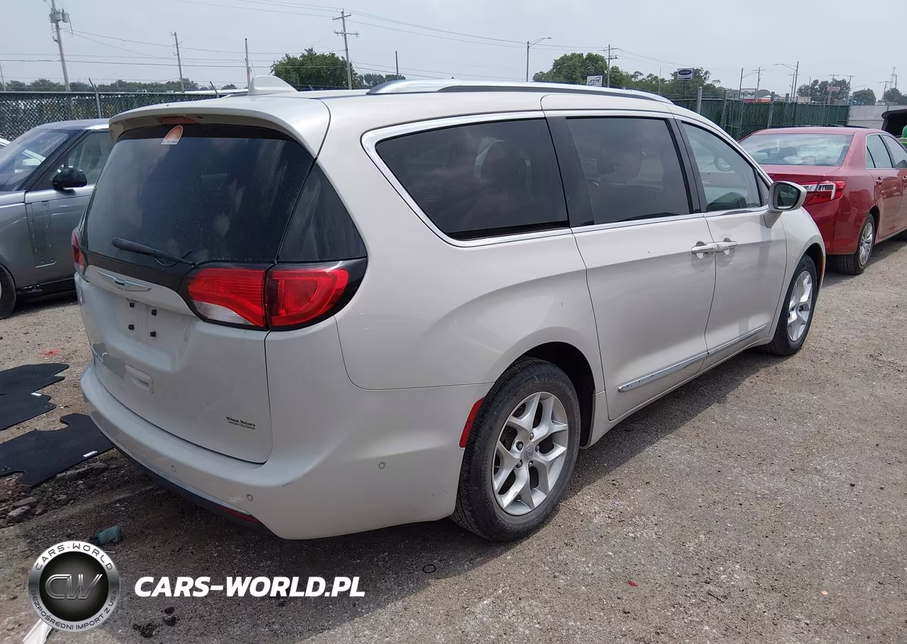 2017 Chrysler Pacifica Touring-L Plus VIN:2C4RC1EG6HR628172 - 4