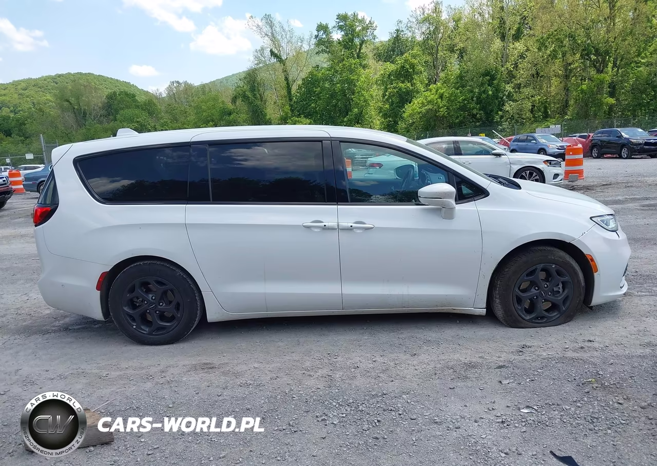 2022 Chrysler Pacifica Hybrid Touring L VIN:2C4RC1L7XNR173518 - 13