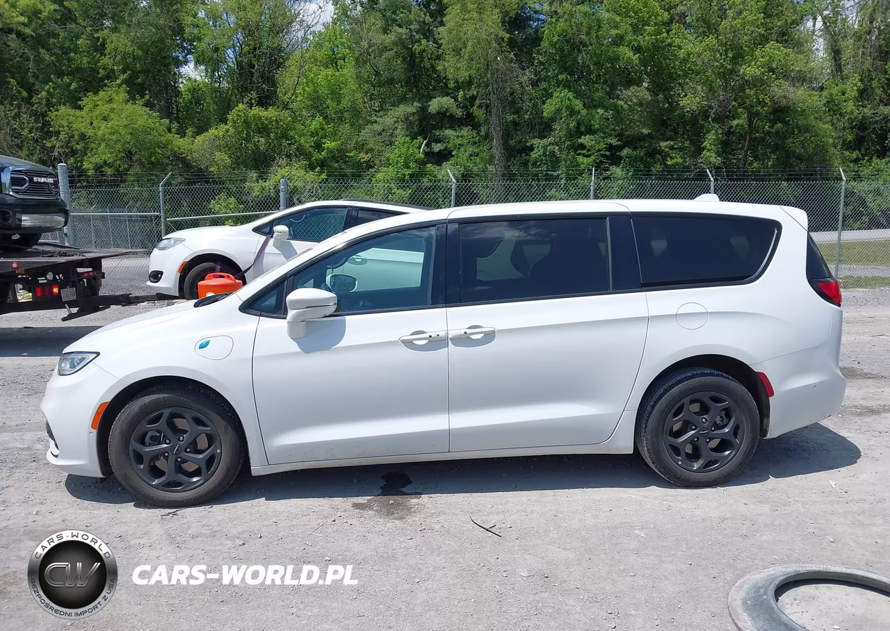 2022 Chrysler Pacifica Hybrid Touring L VIN:2C4RC1L7XNR173518 - 14