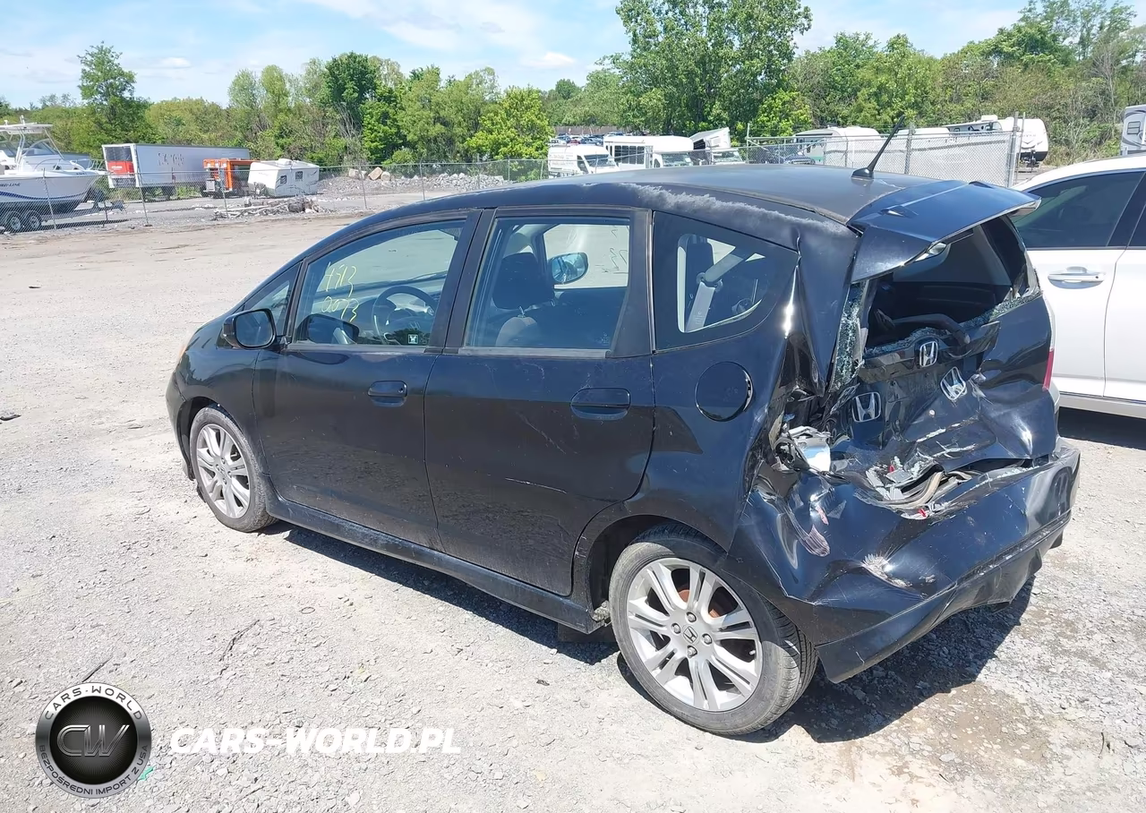 2011 Honda Fit Sport VIN:JHMGE8H53BS010686 - 3