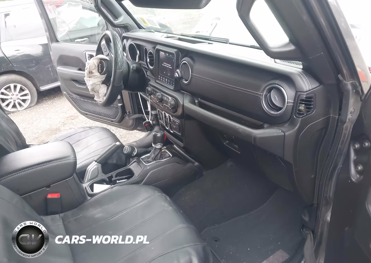2019 Jeep Wrangler Unlimited Sahara 4X4 VIN:1C4HJXEN5KW691393 - 5