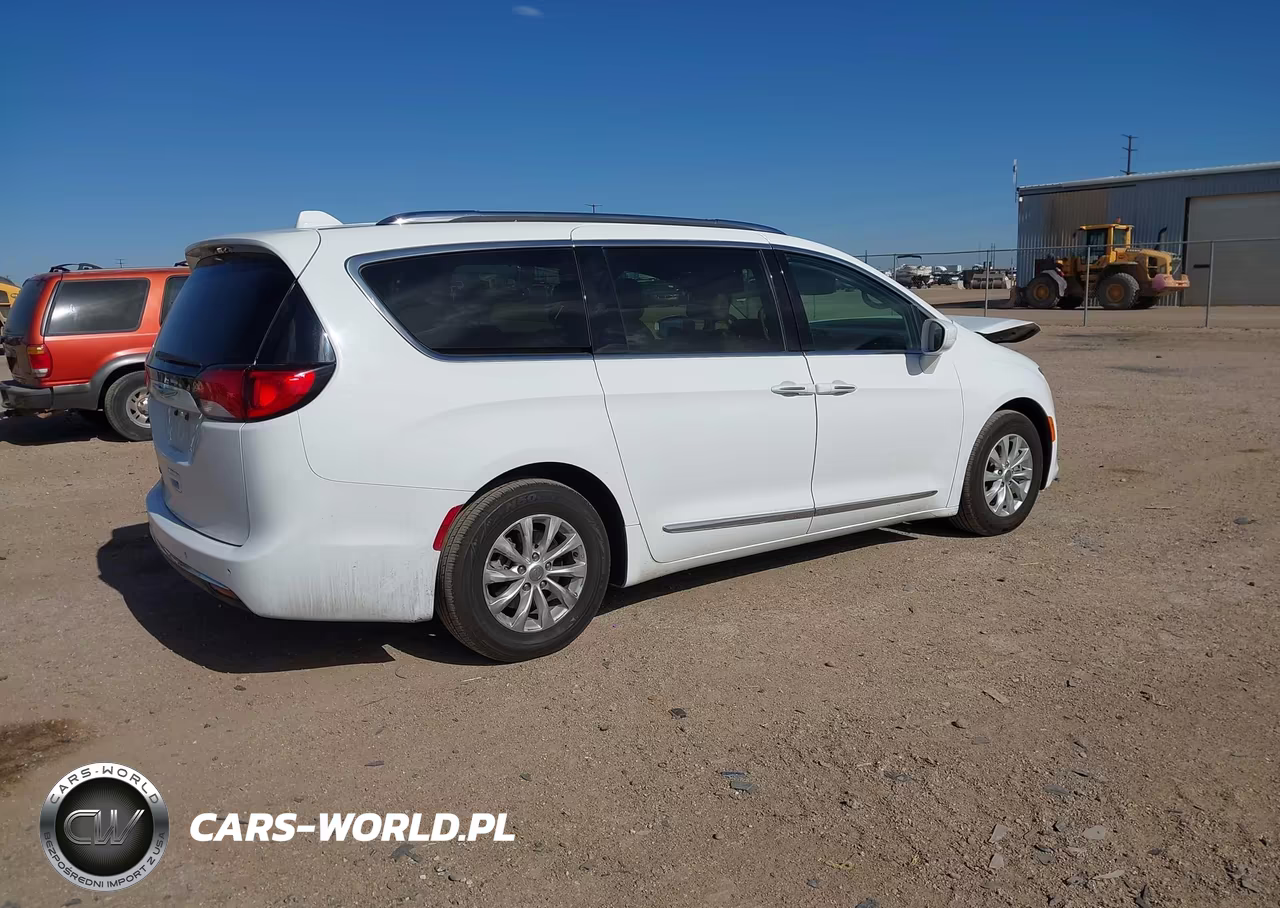 2019 Chrysler Pacifica Touring L VIN:2C4RC1BG4KR592784 - 4