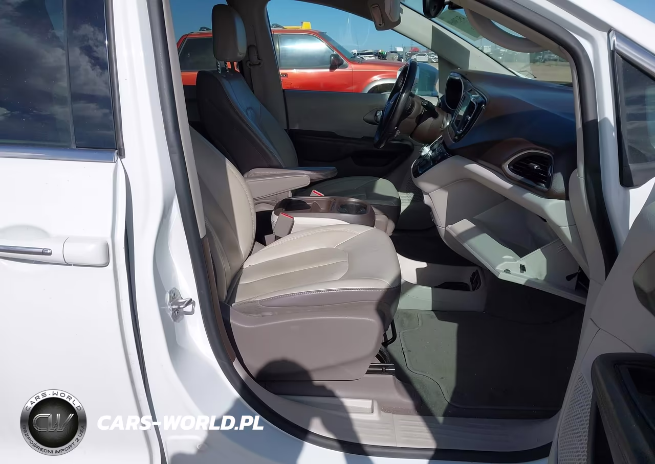 2019 Chrysler Pacifica Touring L VIN:2C4RC1BG4KR592784 - 5