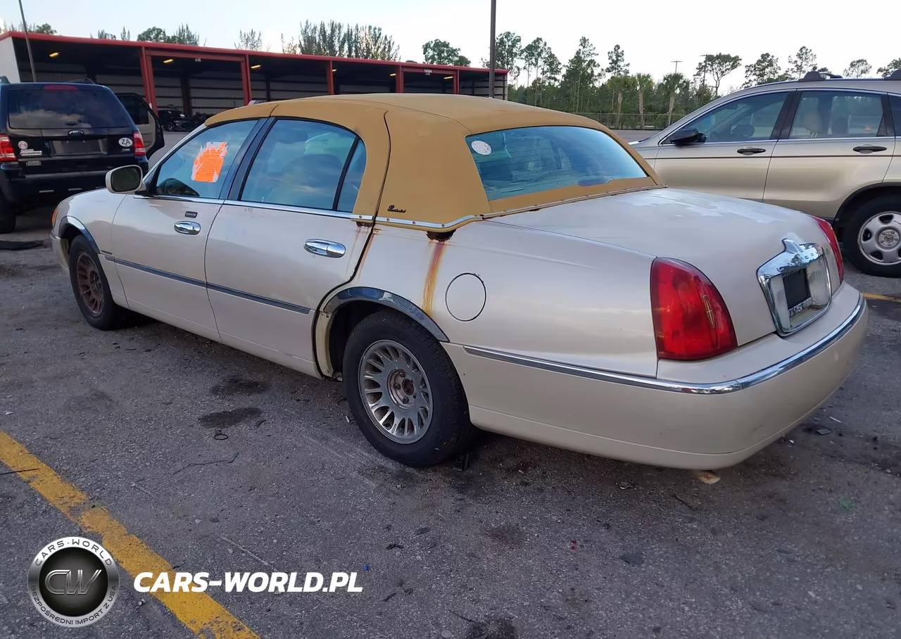 2000 Lincoln Town Car Cartier VIN:1LNHM83W6YY916342 - 3