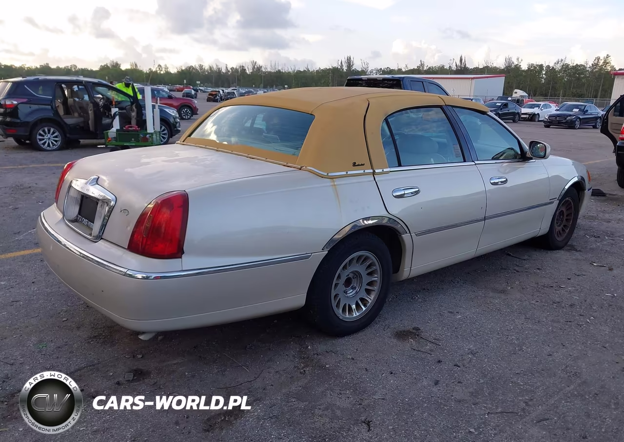 2000 Lincoln Town Car Cartier VIN:1LNHM83W6YY916342 - 4
