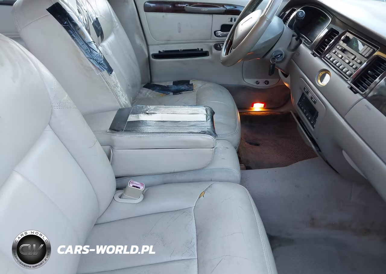 2000 Lincoln Town Car Cartier VIN:1LNHM83W6YY916342 - 5