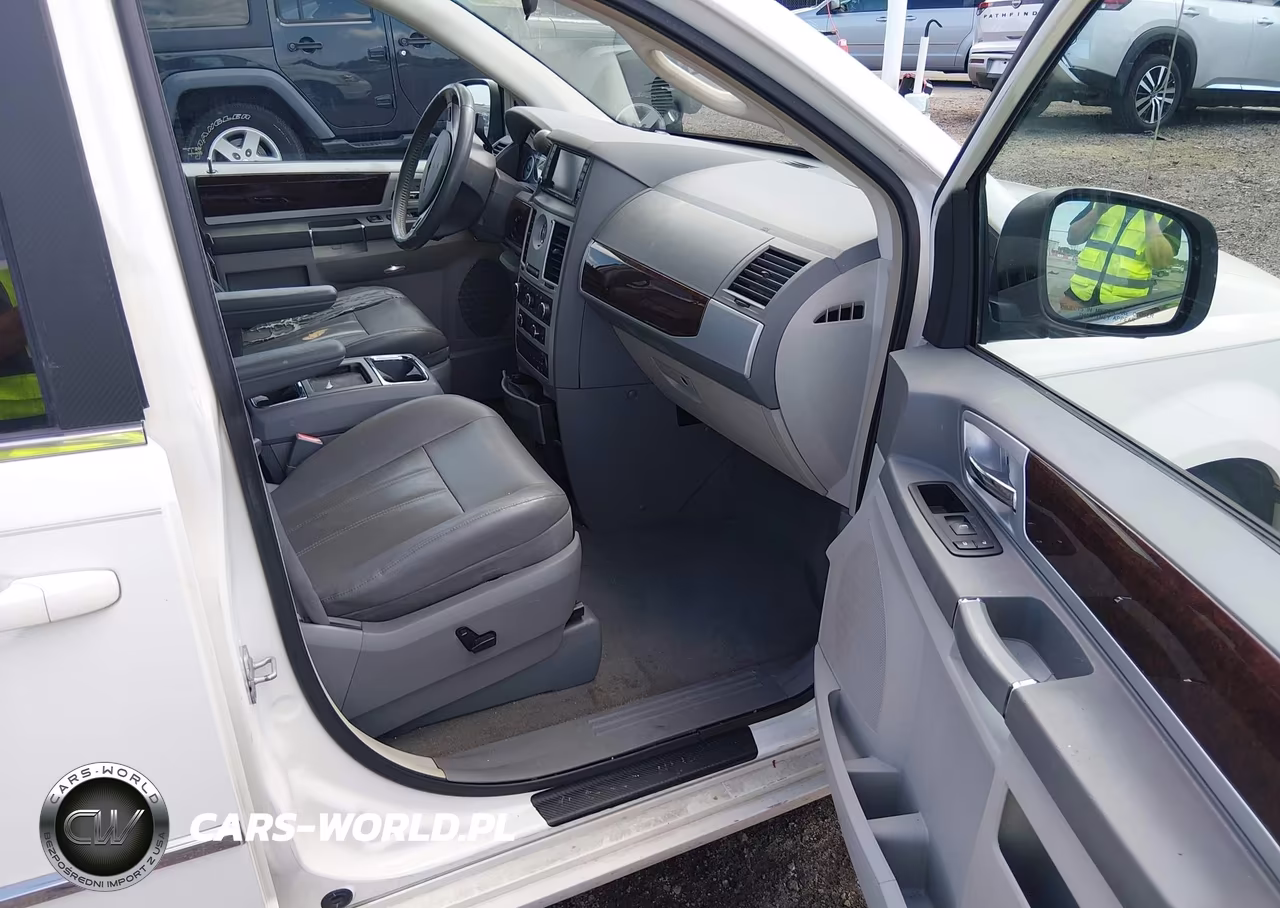 2010 Chrysler Town & Country Touring VIN:2A4RR5D11AR114961 - 5