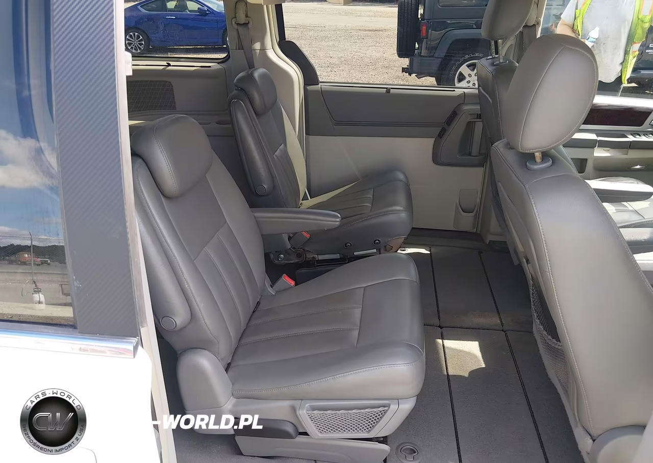 2010 Chrysler Town & Country Touring VIN:2A4RR5D11AR114961 - 8