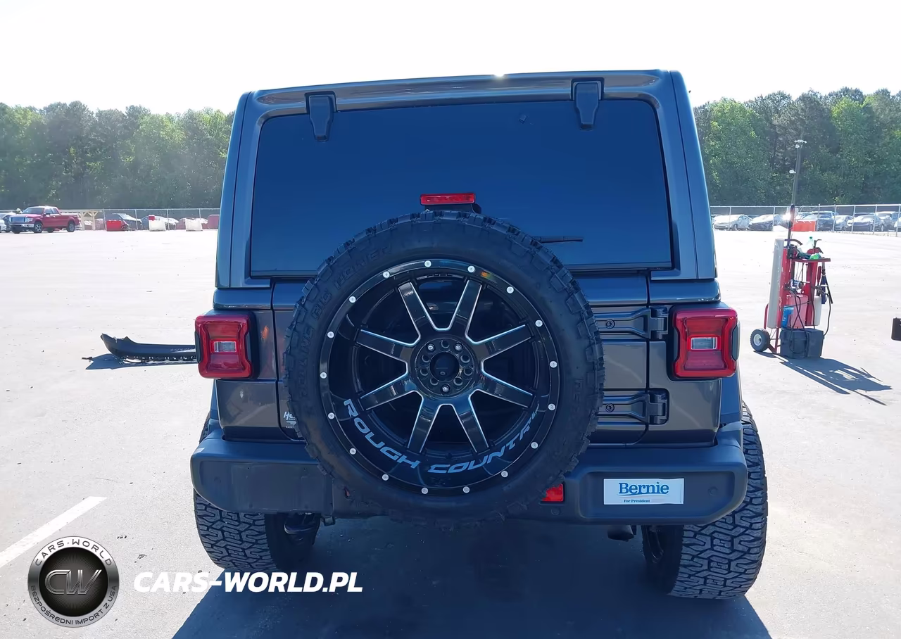 2018 Jeep Wrangler Unlimited Sahara 4X4 VIN:1C4HJXEN8JW236794 - 16