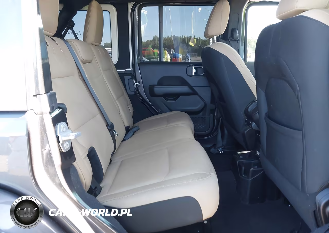 2018 Jeep Wrangler Unlimited Sahara 4X4 VIN:1C4HJXEN8JW236794 - 8