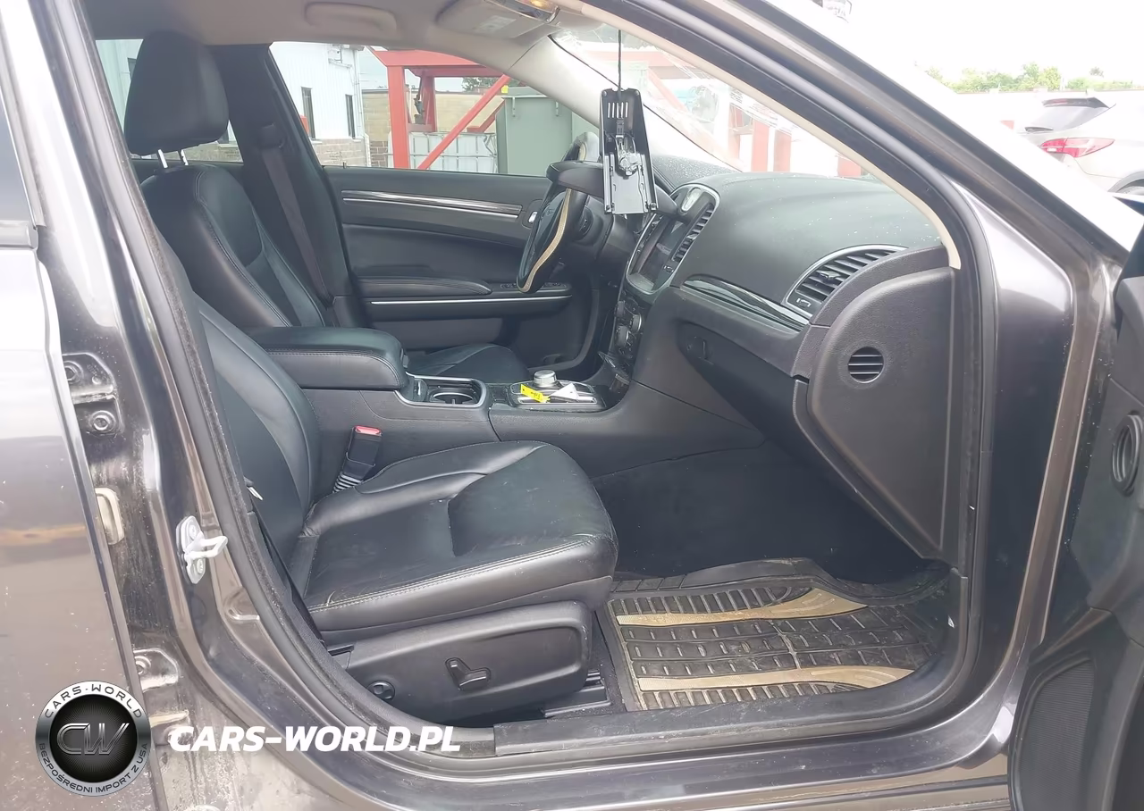 2021 Chrysler 300 Touring L VIN:2C3CCAAG5MH570927 - 5