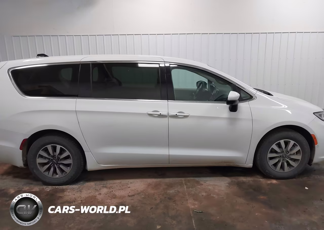 2023 Chrysler Pacifica Hybrid Touring L VIN:2C4RC1L77PR558876 - 16