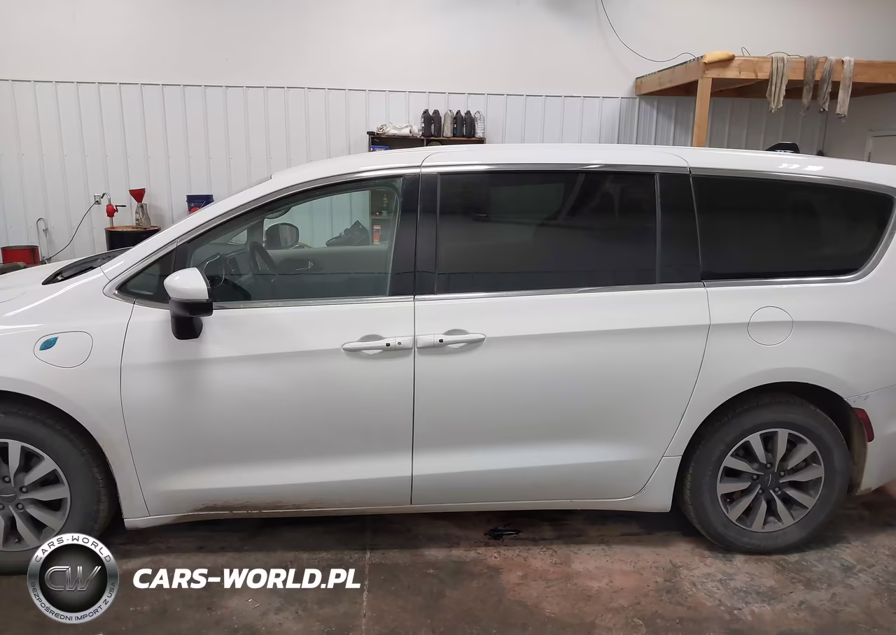 2023 Chrysler Pacifica Hybrid Touring L VIN:2C4RC1L77PR558876 - 17