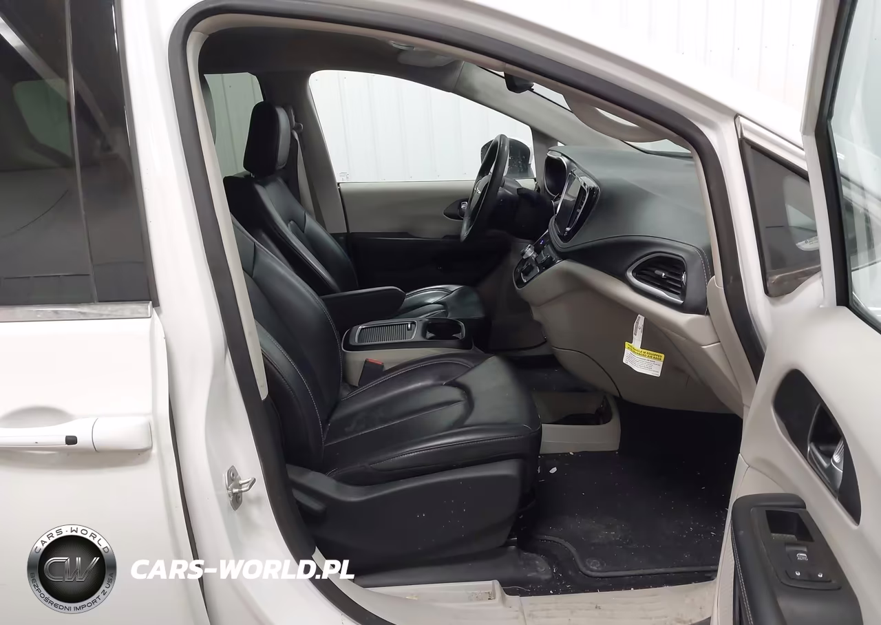 2023 Chrysler Pacifica Hybrid Touring L VIN:2C4RC1L77PR558876 - 5