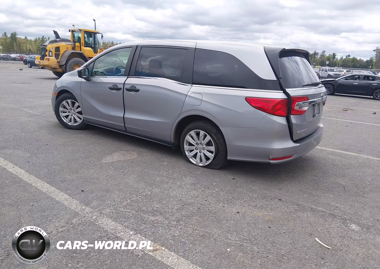 2018 Honda Odyssey Lx VIN:5FNRL6H2XJB045165 - 3