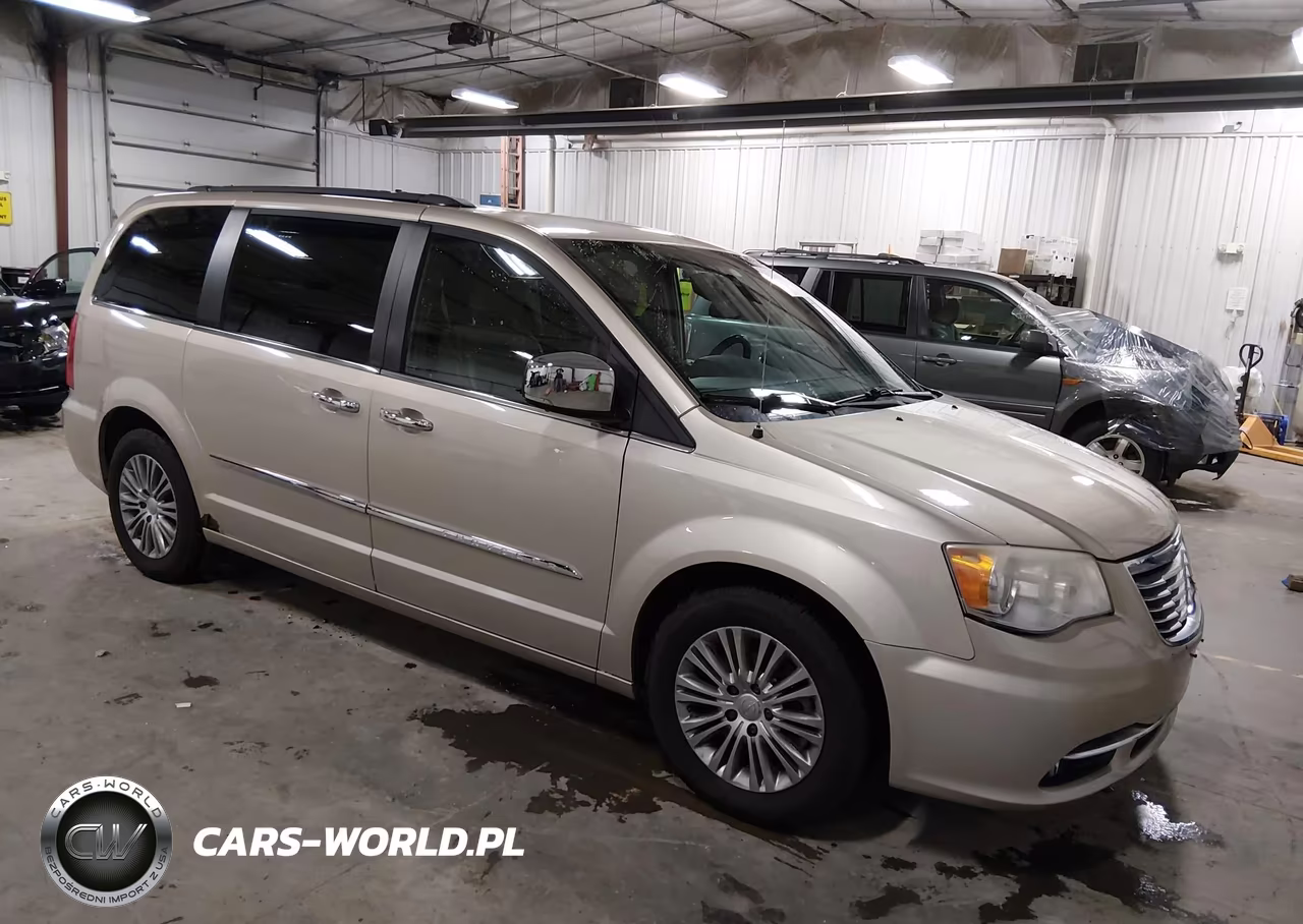 2013 Chrysler Town & Country Touring-L – zdjęcie 1 z 17