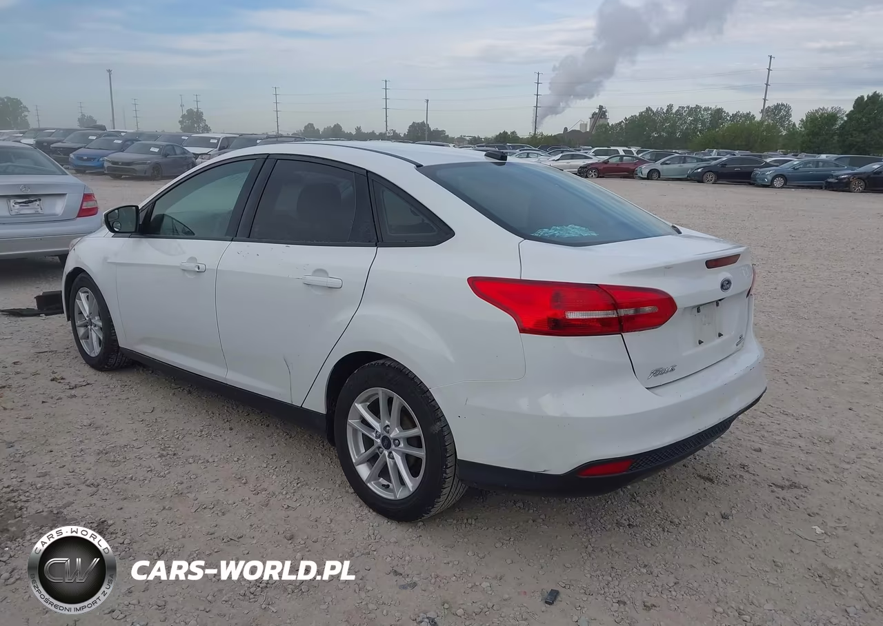 2015 Ford Focus Se VIN:1FADP3F22FL373836 - 3