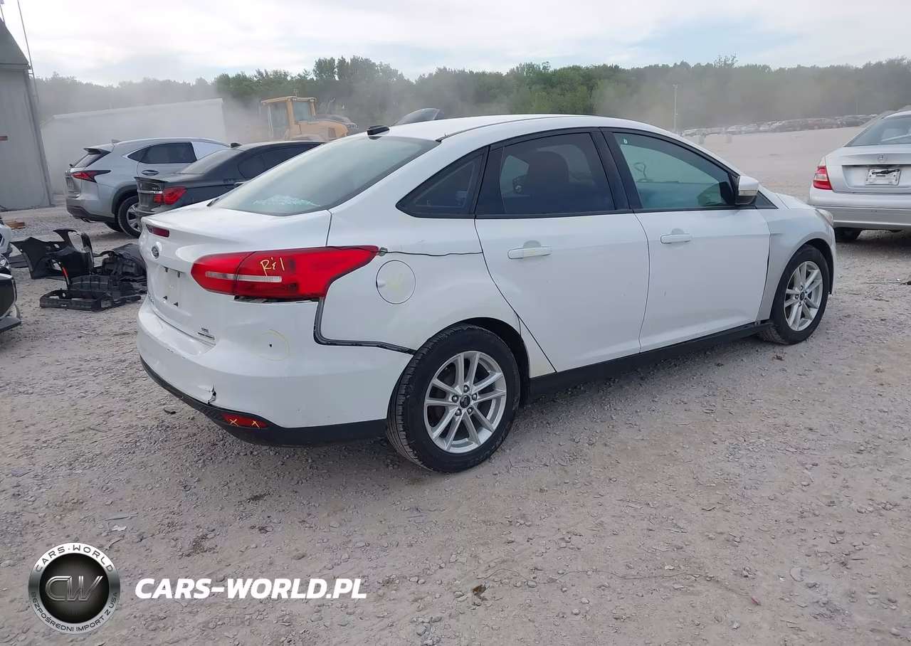 2015 Ford Focus Se VIN:1FADP3F22FL373836 - 4