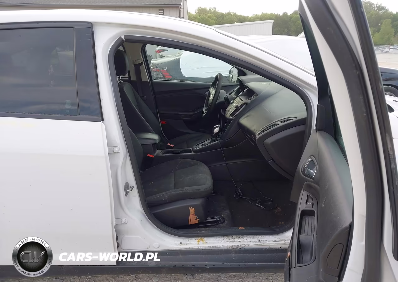 2015 Ford Focus Se VIN:1FADP3F22FL373836 - 5