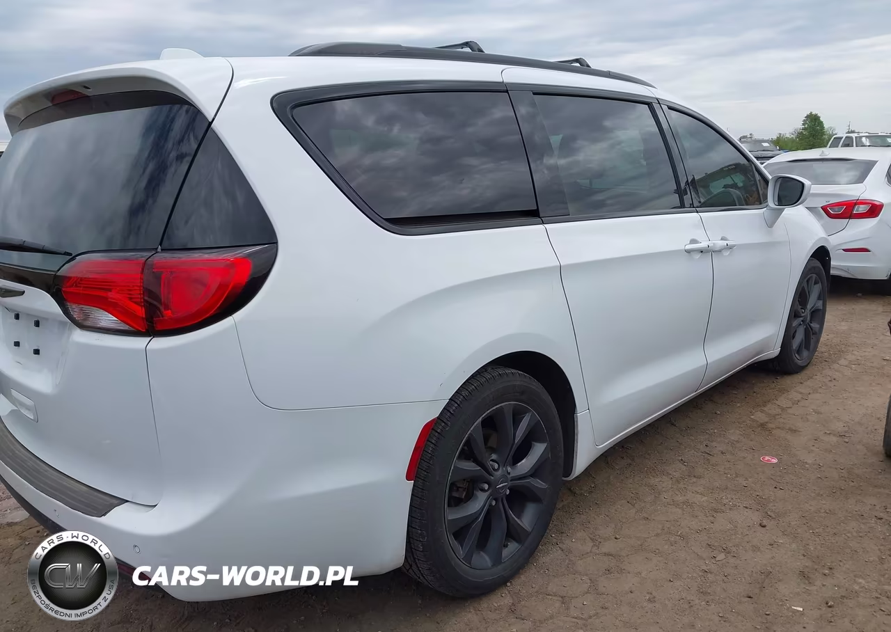 2019 Chrysler Pacifica Touring L VIN:2C4RC1BG5KR668240 - 4