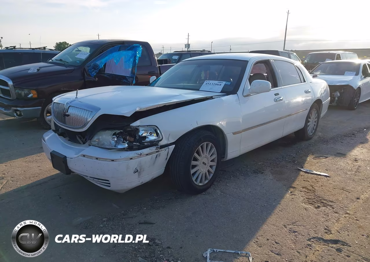 2005 Lincoln Town Car Signature VIN:1LNHM81W25Y667813 - 2