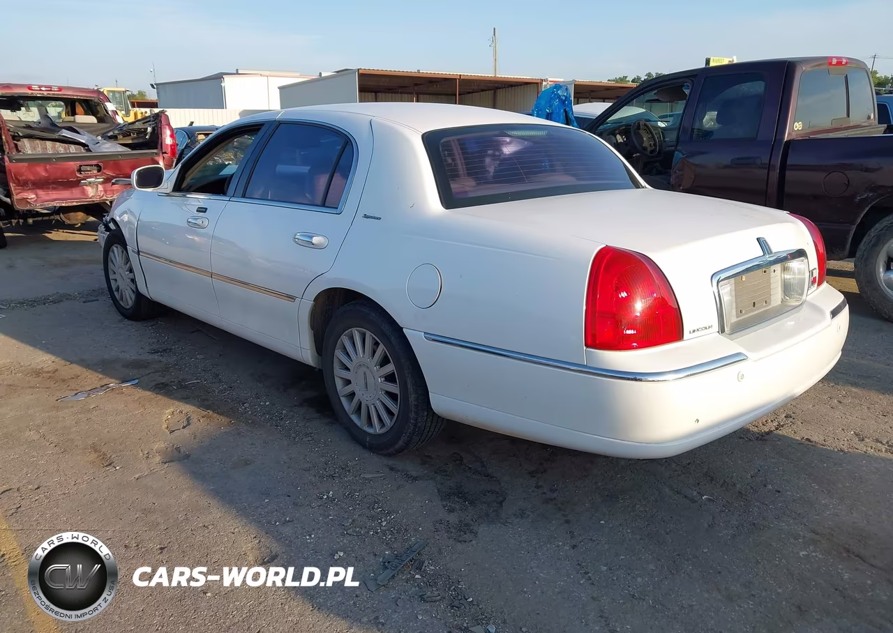 2005 Lincoln Town Car Signature VIN:1LNHM81W25Y667813 - 3