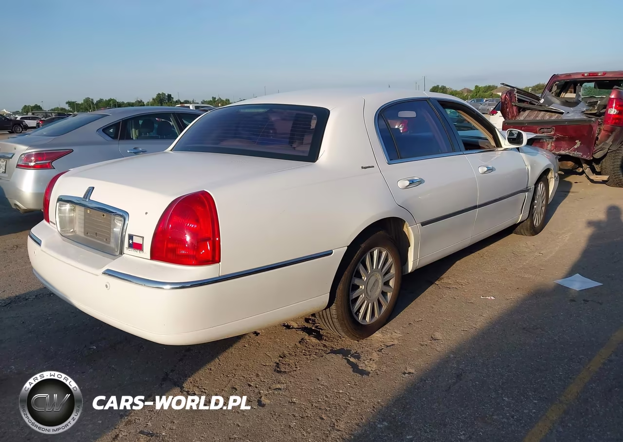2005 Lincoln Town Car Signature VIN:1LNHM81W25Y667813 - 4