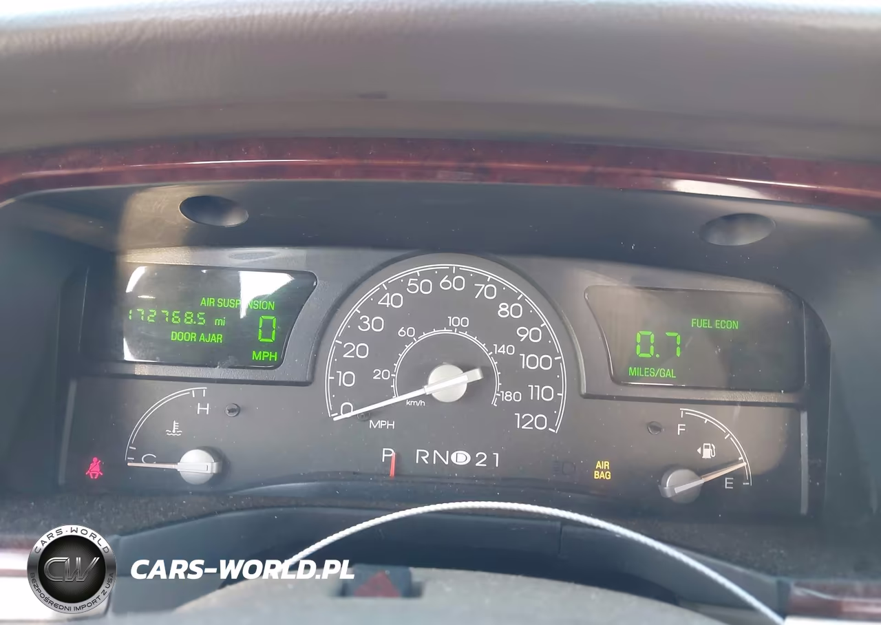2005 Lincoln Town Car Signature VIN:1LNHM81W25Y667813 - 7