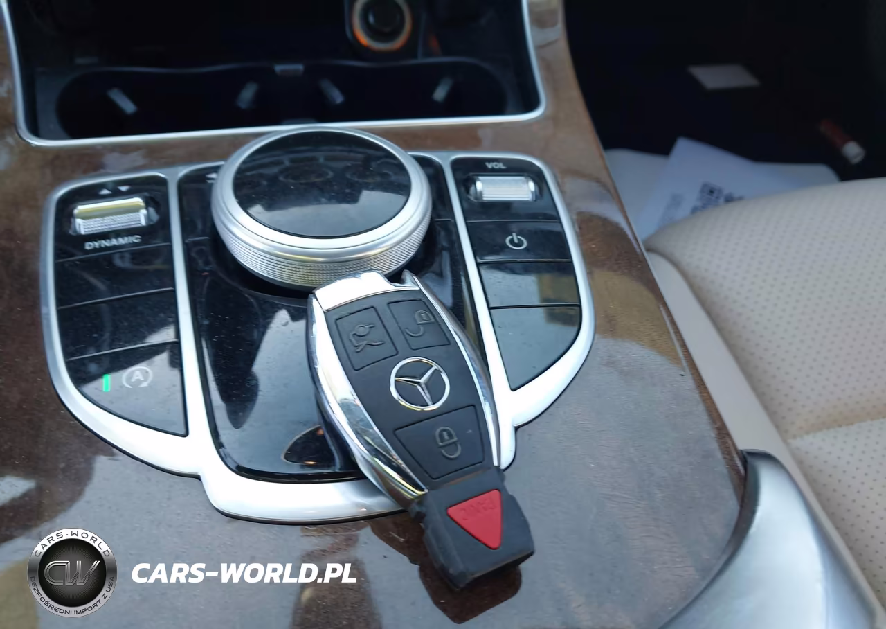 2018 Mercedes-Benz C 300 VIN:55SWF4JB7JU250675 - 11