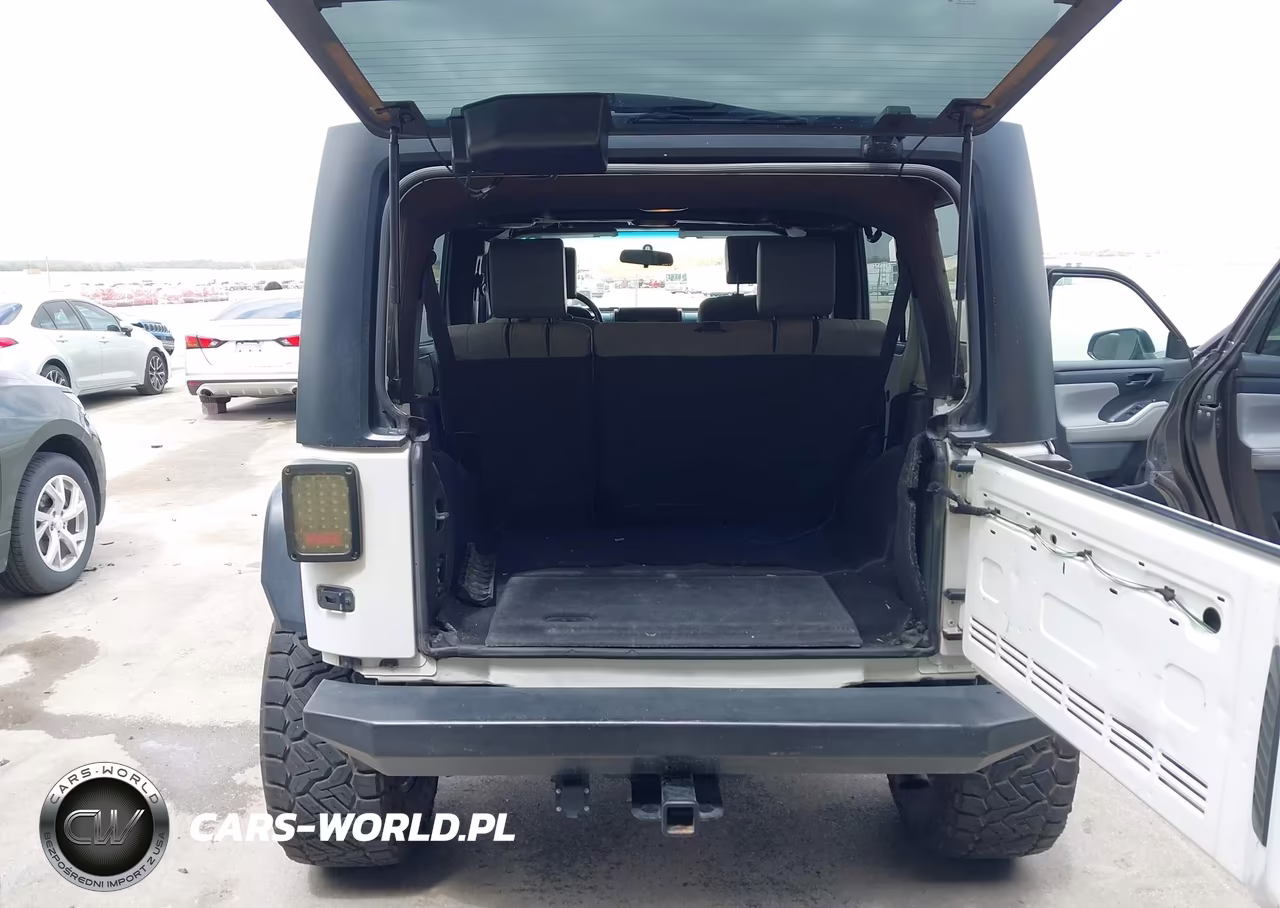 2010 Jeep Wrangler Unlimited Sport VIN:1J4BA3H11AL207320 - 17