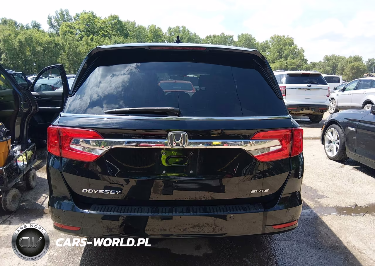 2018 Honda Odyssey Elite VIN:5FNRL6H90JB063977 - 17