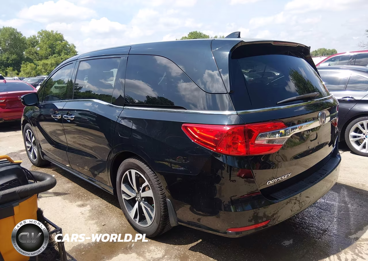 2018 Honda Odyssey Elite VIN:5FNRL6H90JB063977 - 3
