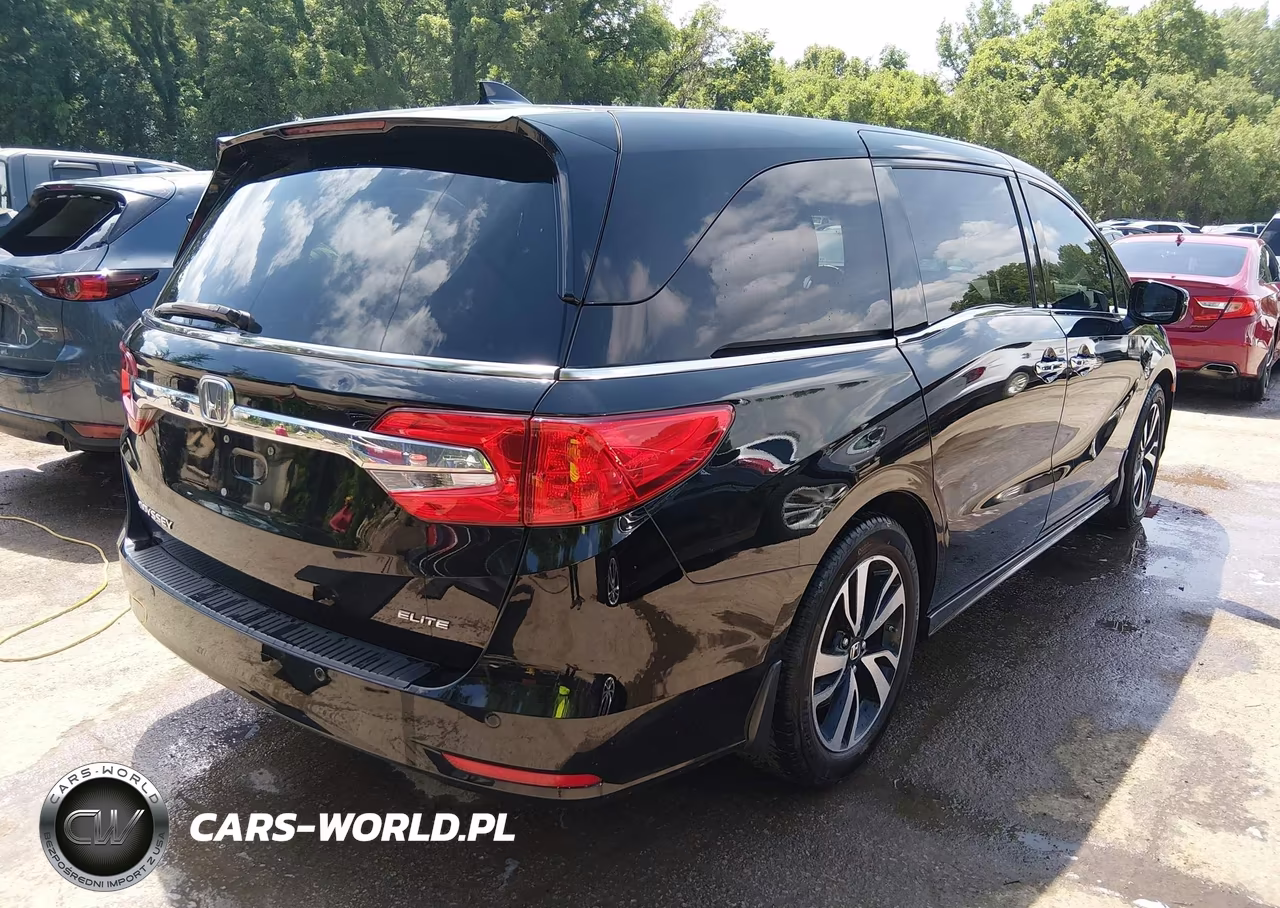 2018 Honda Odyssey Elite VIN:5FNRL6H90JB063977 - 4