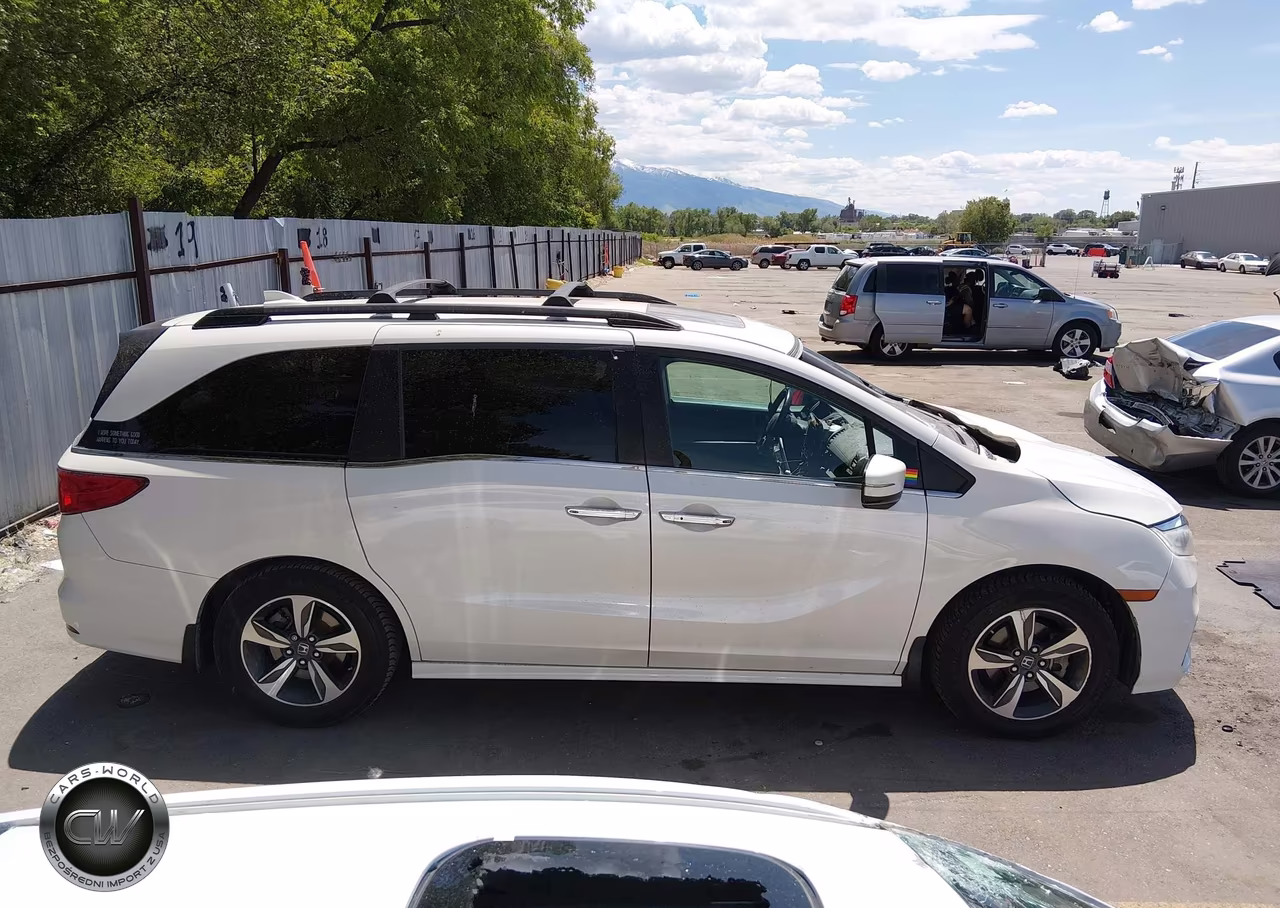 2018 Honda Odyssey Touring VIN:5FNRL6H86JB011650 - 13