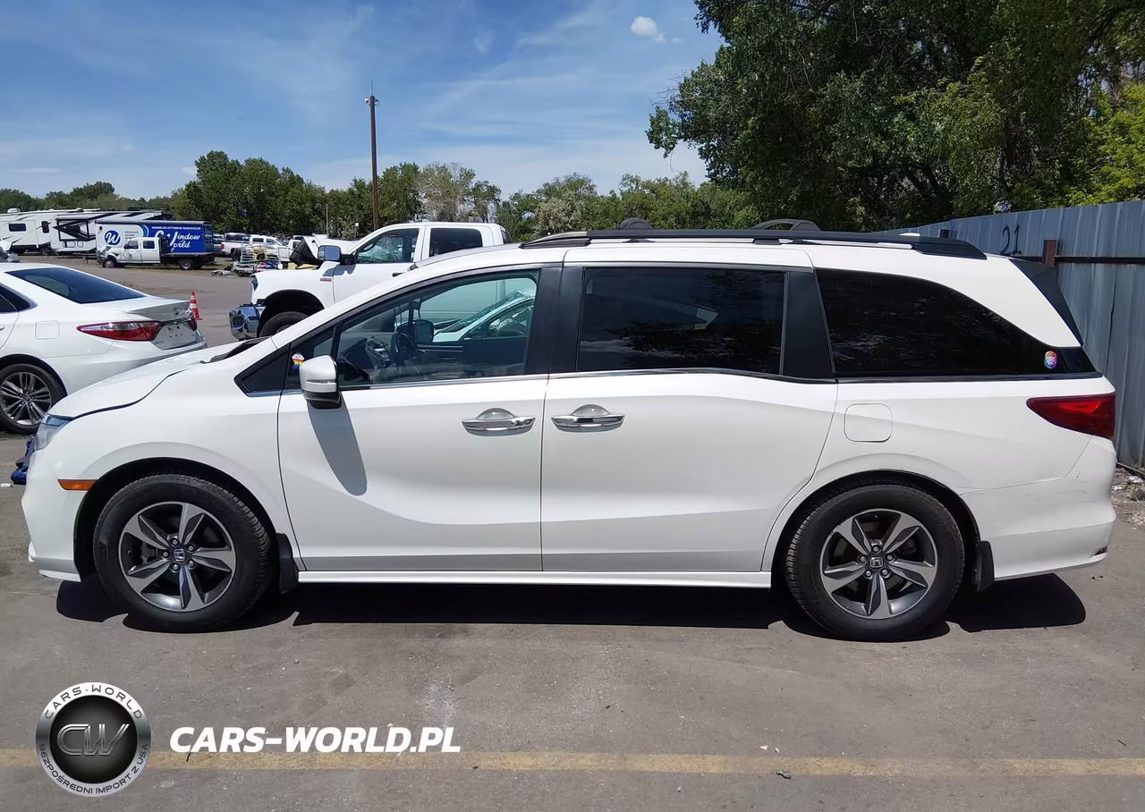 2018 Honda Odyssey Touring VIN:5FNRL6H86JB011650 - 14